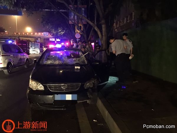 疯狂!男子驾车闯关连撞数车后在车内自残