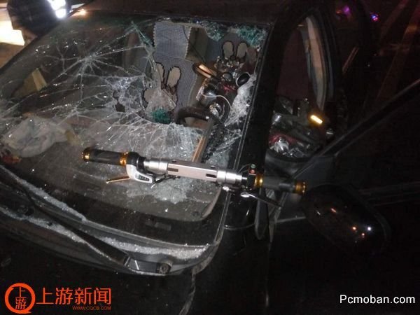 疯狂!男子驾车闯关连撞数车后在车内自残